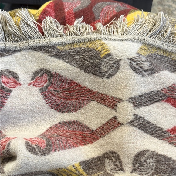 DOCOFIL White Beautiful Reversible Bird Throw Fringe Red Cream Soft 51X67 - Picture 3 of 6
